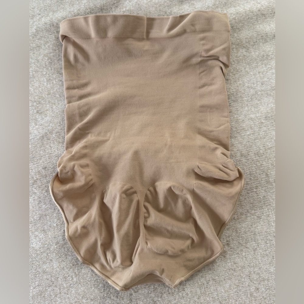 NWT SKIMS Beige Seamless Shapewear Slip